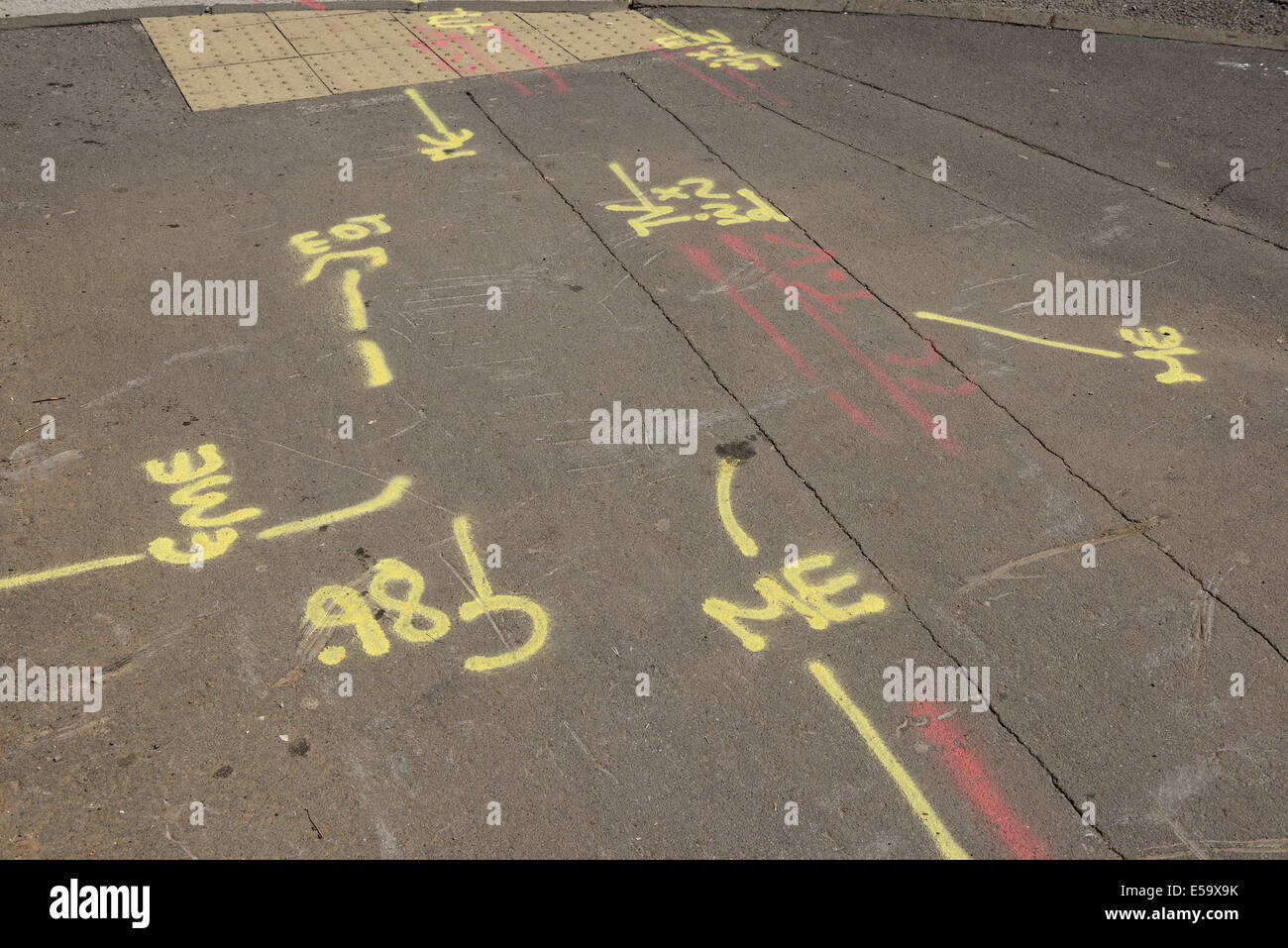 Spritzlackiert Linien und Markierungen auf einem Bürgersteig zeigt die Position des unterirdischen Leitungen Stockfoto