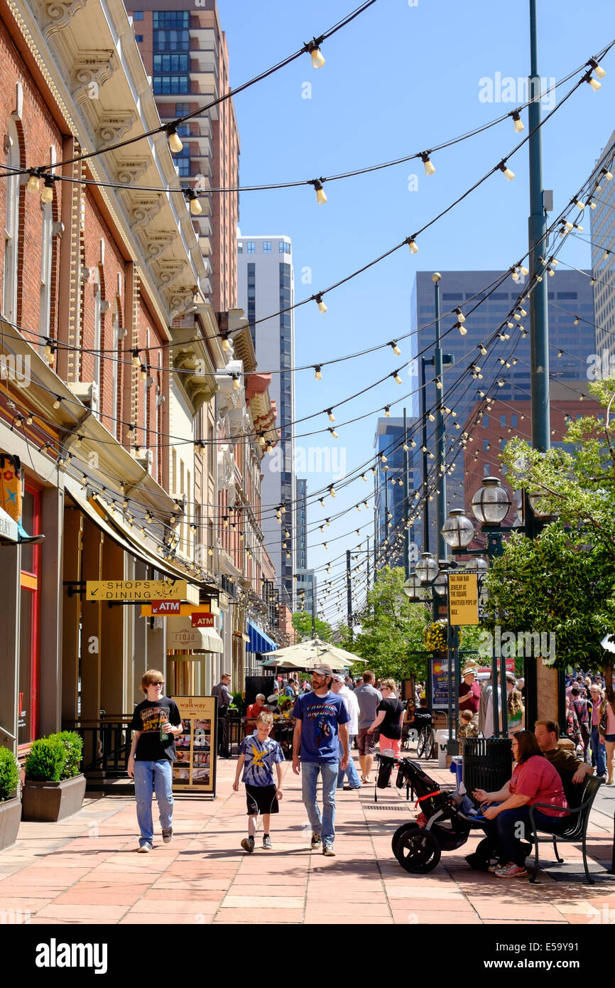 Denver, Colorado USA – 31. Mai 2014. Shopper spazieren Larimer Square in Denver, Colorado. Stockfoto