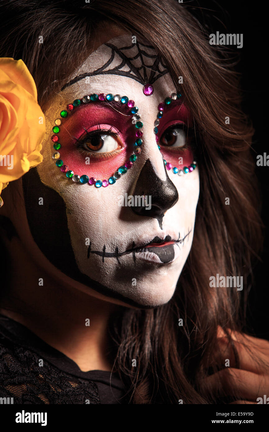 Eine junge Frau mit Bemalung in Form eines Schädels Zucker dekoriert für Dia de Los Muertos Stockfoto
