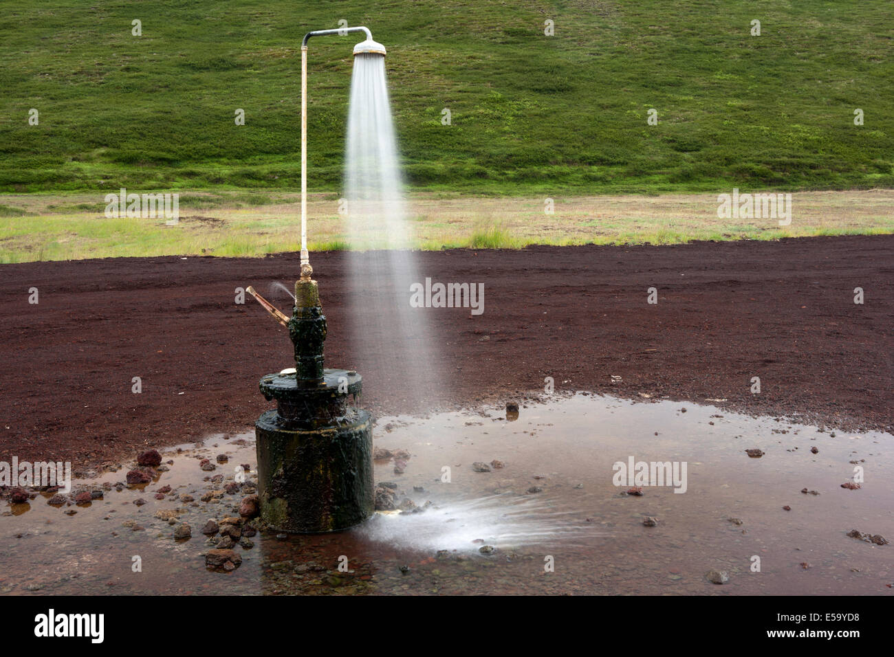 Dusche im Freien in der Nähe von Krafla geothermische Kraftwerk - Myvatn, Island Stockfoto