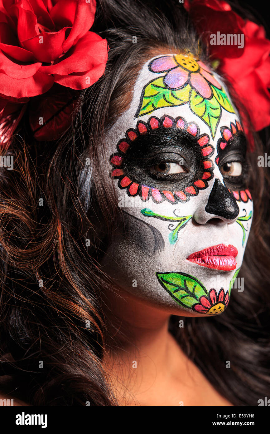 Eine junge Frau mit Bemalung in Form eines Schädels Zucker dekoriert für Dia de Los Muertos Stockfoto