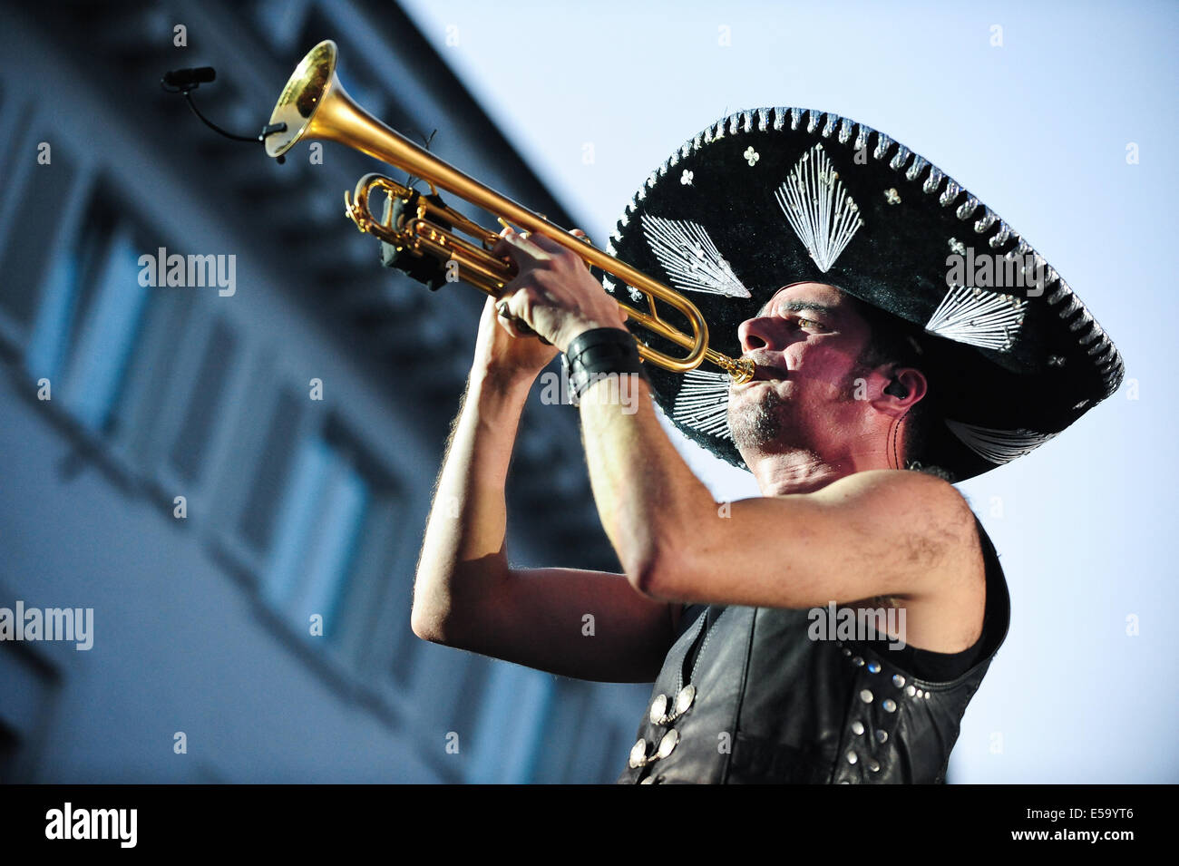 Lšrrach, Deutschland. 24. Juli 2014. Mitglied der deutschen Rockband The BossHoss führt live beim Stimmen (Stimmen) Music Festival in Lšrrach, Deutschland. Foto: Miroslav Dakov / Alamy Live News Stockfoto