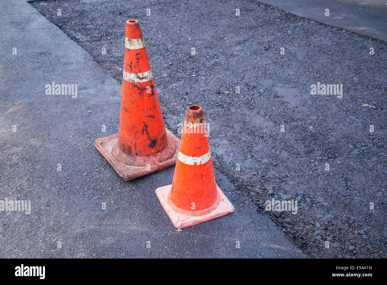 Kegeln auf der Straße in eine Baustelle. Stockfoto