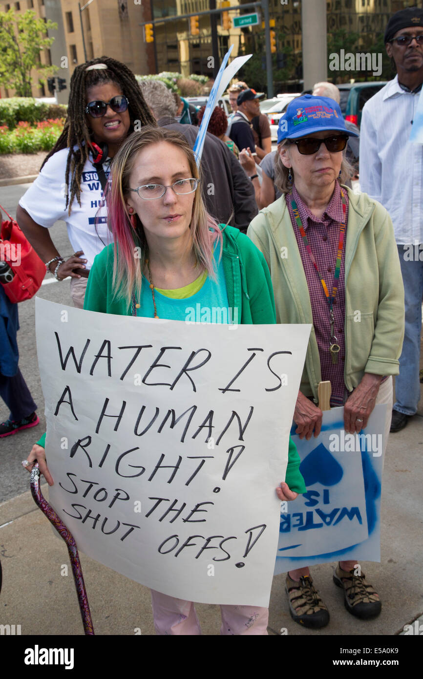 Detroit, Michigan USA - eine Delegation aus Kanada geliefert Wasser nach Detroit als Protest gegen die Stadt Wasser Absperrungen. Wie er versucht, vor dem Bankrott zu erholen, fährt die Stadt aus Wasser, Zehntausende Einwohner leben in Armut, wer hinter auf ihre Rechnungen. Stockfoto