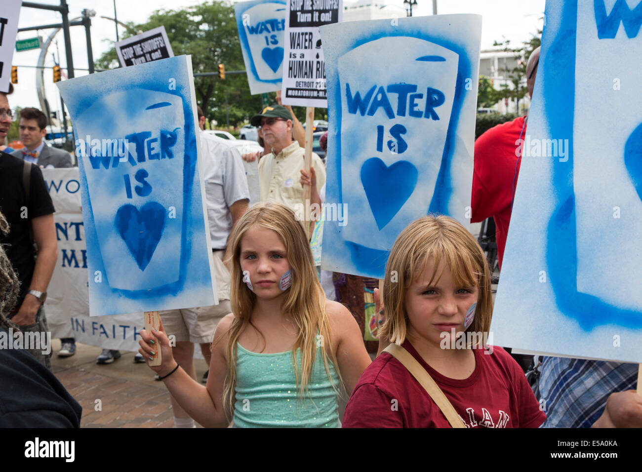 Detroit, Michigan USA - eine Delegation aus Kanada geliefert Wasser nach Detroit als Protest gegen die Stadt Wasser Absperrungen. Wie er versucht, vor dem Bankrott zu erholen, fährt die Stadt aus Wasser, Zehntausende Einwohner leben in Armut, wer hinter auf ihre Rechnungen. Stockfoto