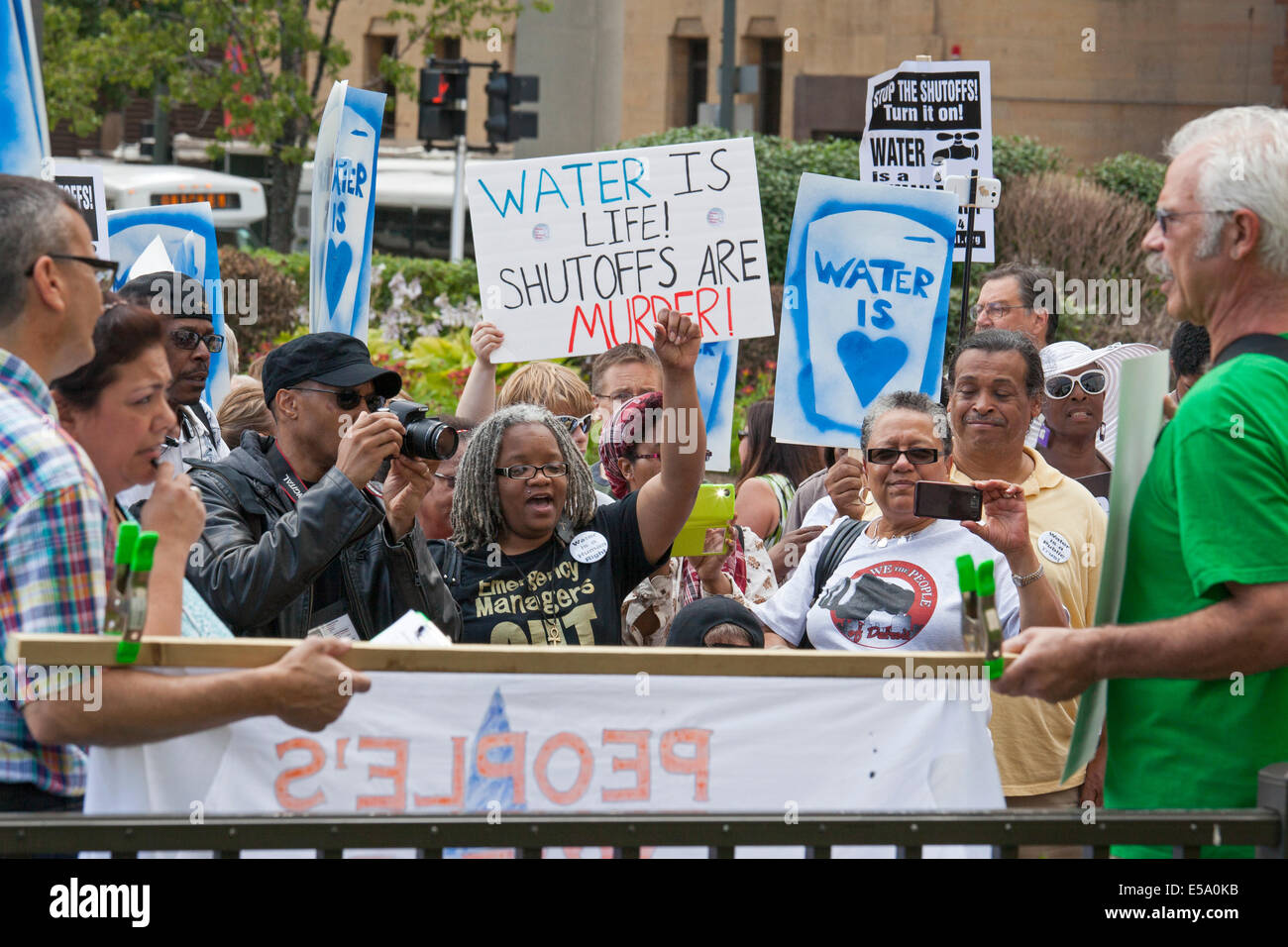 Detroit, Michigan USA - eine Delegation aus Kanada geliefert Wasser nach Detroit als Protest gegen die Stadt Wasser Absperrungen. Wie er versucht, vor dem Bankrott zu erholen, fährt die Stadt aus Wasser, Zehntausende Einwohner leben in Armut, wer hinter auf ihre Rechnungen. Stockfoto