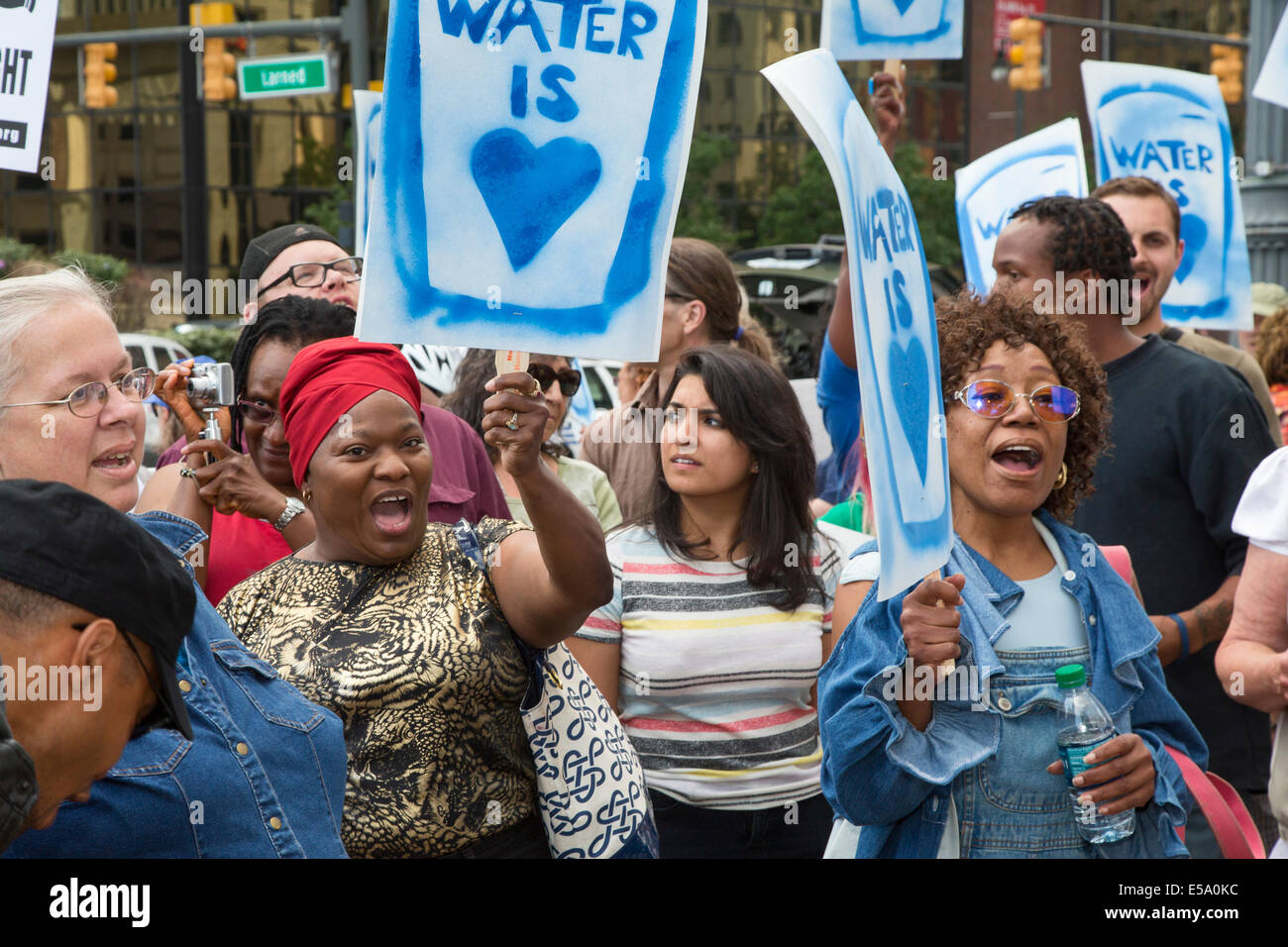 Detroit, Michigan USA - eine Delegation aus Kanada geliefert Wasser nach Detroit als Protest gegen die Stadt Wasser Absperrungen. Wie er versucht, vor dem Bankrott zu erholen, fährt die Stadt aus Wasser, Zehntausende Einwohner leben in Armut, wer hinter auf ihre Rechnungen. Stockfoto