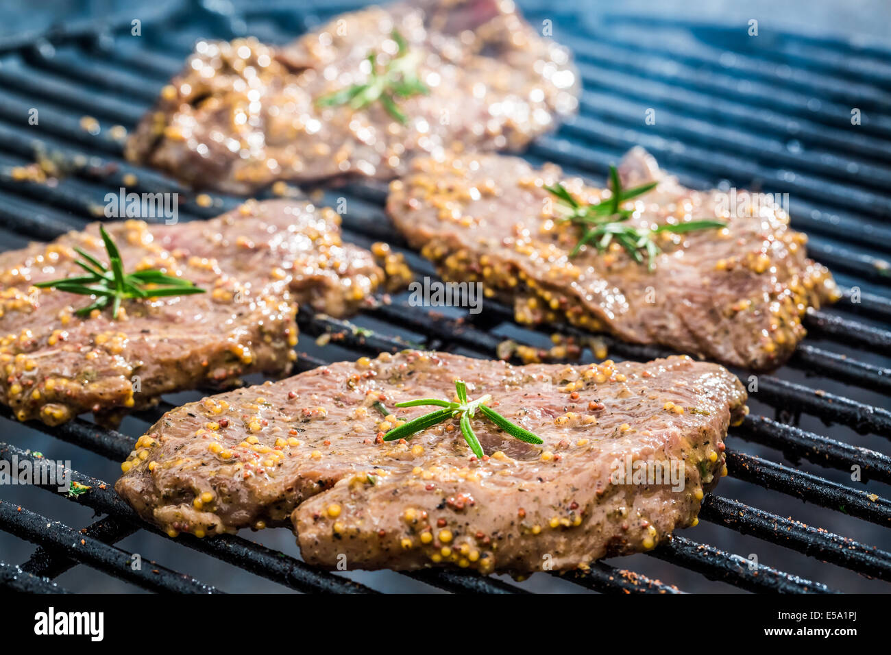 Frische Steak auf dem Grill mit dem Feuer Stockfoto