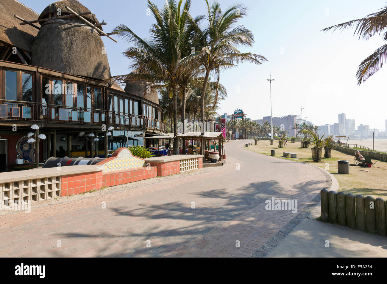 Durban, Südafrika. Am frühen Morgen am Strand von Durban mit Moyo Restaurant an der promenade Stockfoto