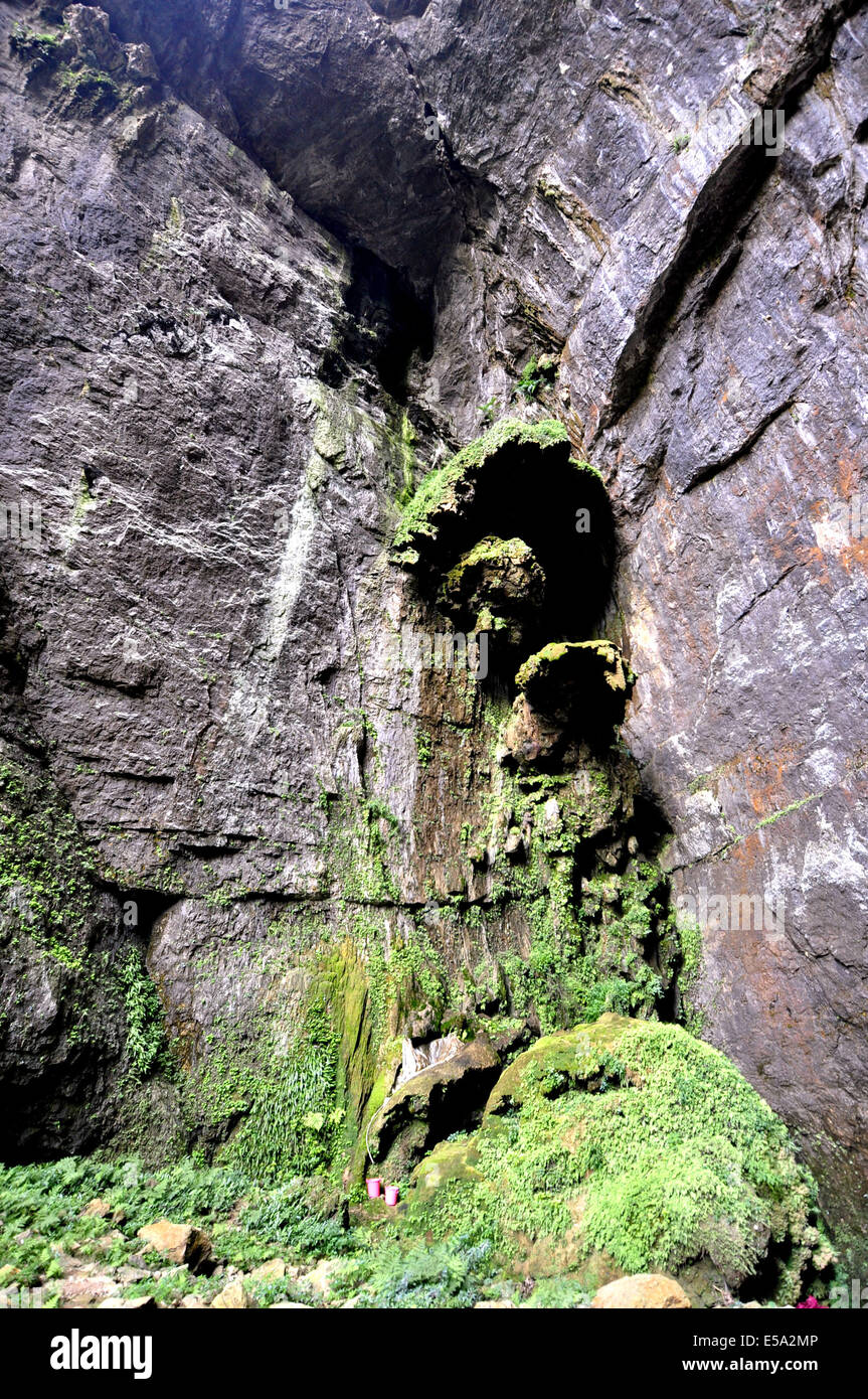 Leping, Jiangxi, CHN. 25. Sep, 2011. JIANGXI, CHINA - 22 Juli: Steinwald in Mt.Wen Leping, Jiangxi Provinz in China. Es ist eines der "Welt-Wunder der Natur '' und auch genannt Shilin. In den Steinwald, steinerne Gipfel Aufstieg abrupt aus dem Boden in zahlreichen Schichten wie Bambussprossen, Wälder und Pagoden, kommen viele Besucher einen Blick auf die einzigartigen Szenen, die von den Steinen gebildet haben. Geologen glauben, dass der Steinwald über 270 Millionen Jahre alt ist. Der Bereich verwendet, um einen Ozean zu sein. Während der langen geologischen Periode aus der Spätzeit des Perm vor 230 Millionen Jahren bis 2 Millionen Jahren Stockfoto