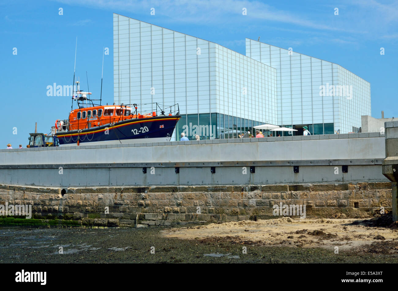 Margate, Kent, England, UK. Turner Contemporary Art Gallery (2011) und das Rettungsboot Margate Stockfoto