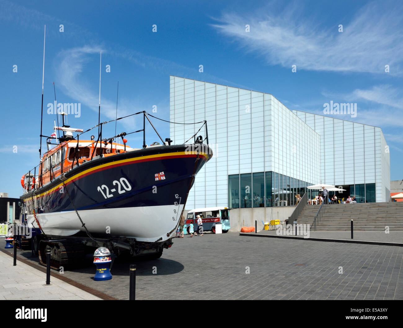Margate, Kent, England, UK. Turner Contemporary Art Gallery (2011) und das Rettungsboot Margate Stockfoto