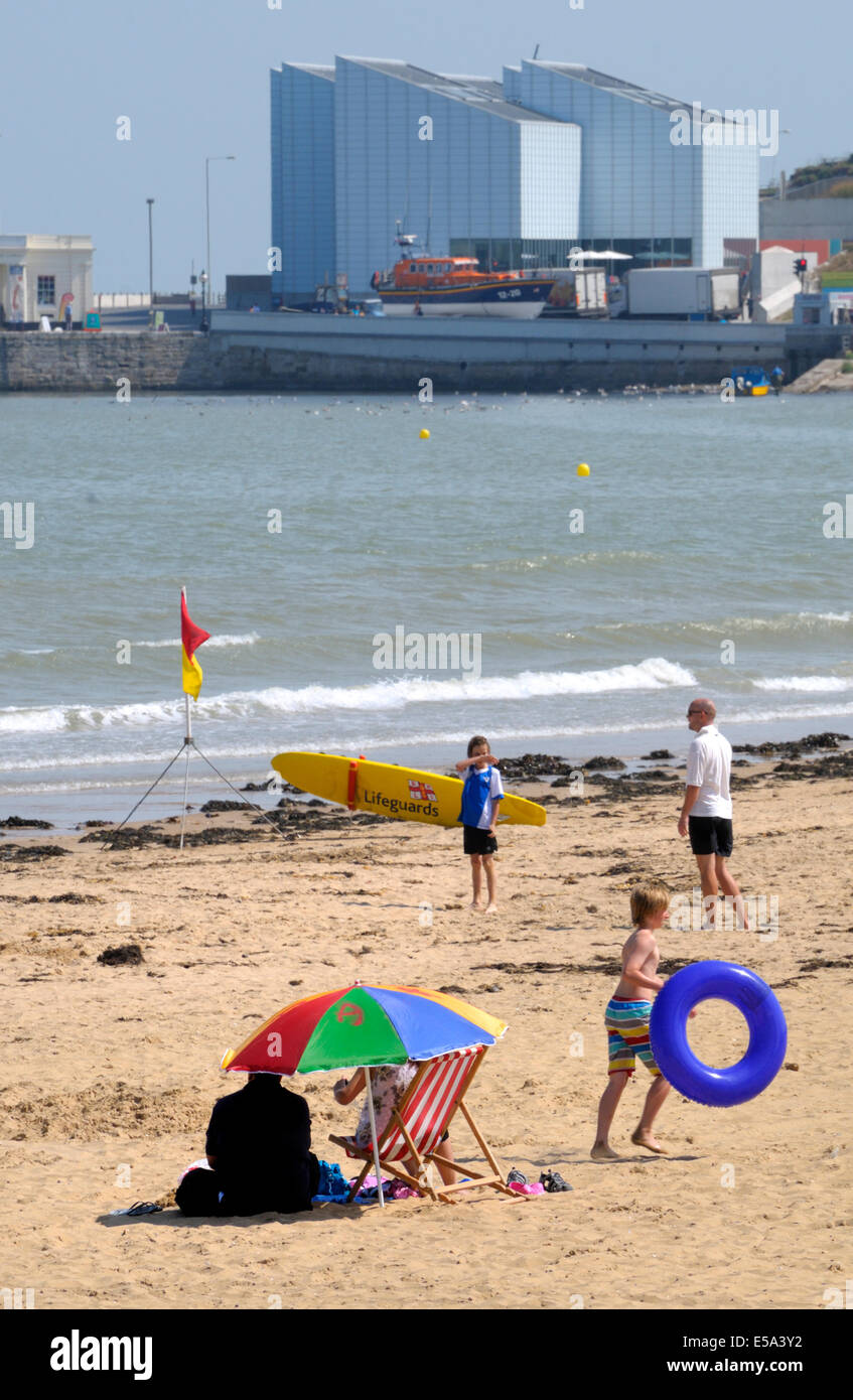 Margate, Kent, England, UK. Turner Contemporary Art Gallery (2011) vom Strand gesehen Stockfoto