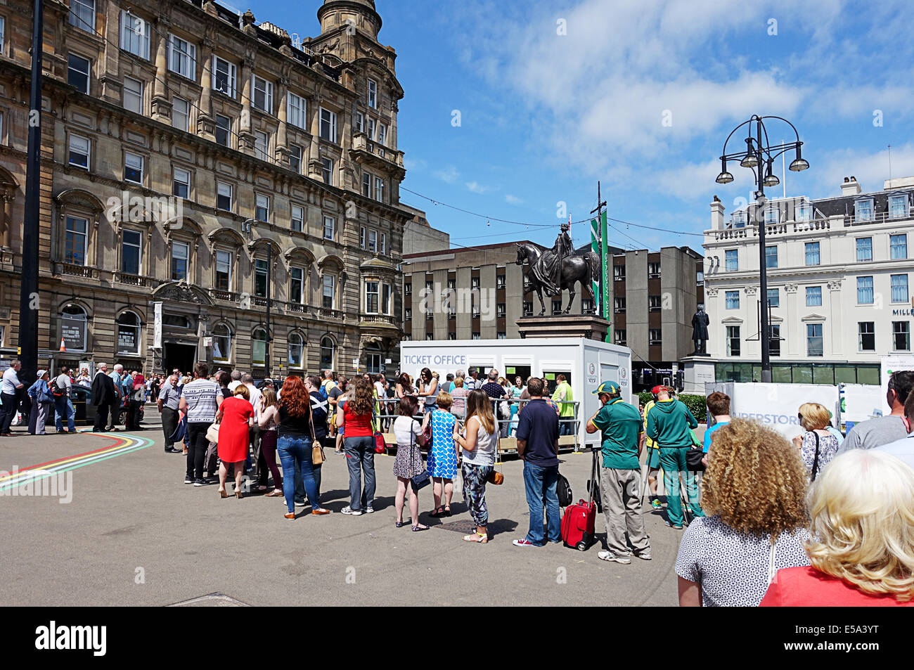 Darauf warten, kaufen und Abholung der Karten für die Commonwealth Games. Glasgow Stockfoto