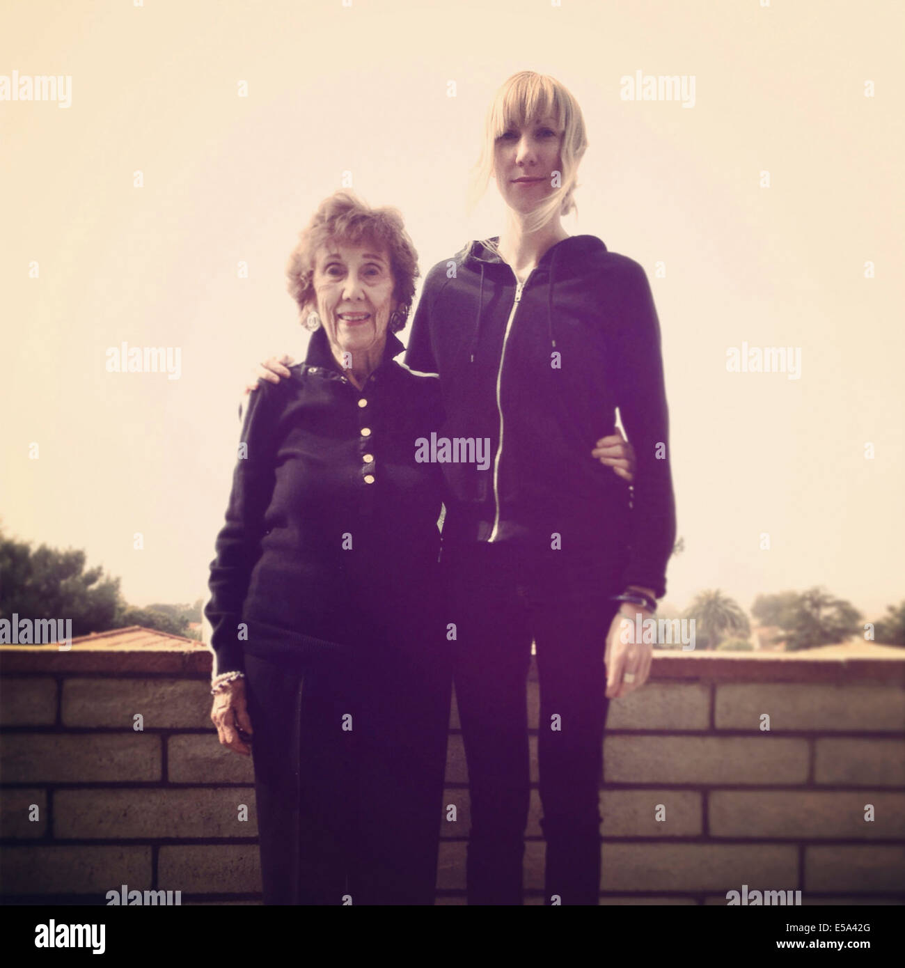 Senior-kaukasischen Frau und Enkelin umarmt - Smartphone-aufgenommenes Stockfoto