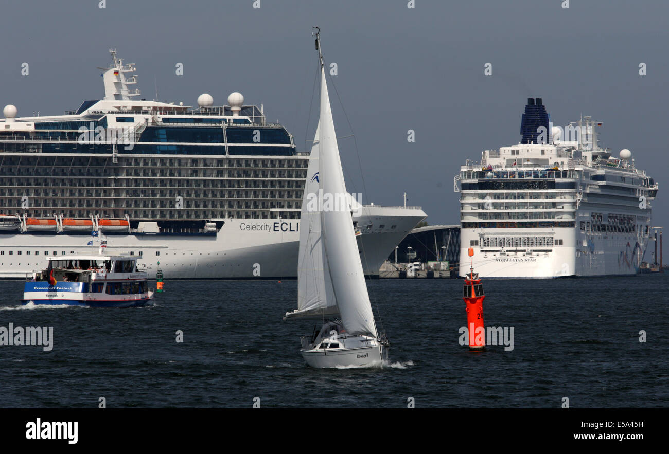 Rostock-Warnemünde, Deutschland. 22. Juli 2014. Die Luxusliner, Norwegian Star (R) und Celebrity Eclipse sind in Rostock-Warnemünde, Deutschland, 22. Juli 2014 angedockt. In der benachbarten Hafen ist der Celebrity Constellation. Die drei Kreuzfahrtschiffe bringen mehr als 8.000 Passagiere nach Rostock und viele nehmen Sie den Zug für einen Tagesausflug nach Berlin. Die Ankunft der drei Schiffe im Hafen wird heute Abend von einem Port Teil mit live-Musik und Feuerwerk gefeiert. Foto: Bernd Wuestneck/ZB/Dpa/Alamy Live News Stockfoto