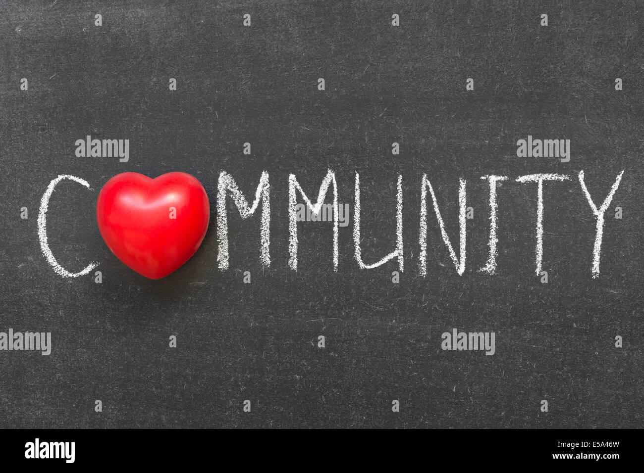 Gemeinschaft Wort handschriftlich auf Tafel mit Herzsymbol statt O Stockfoto