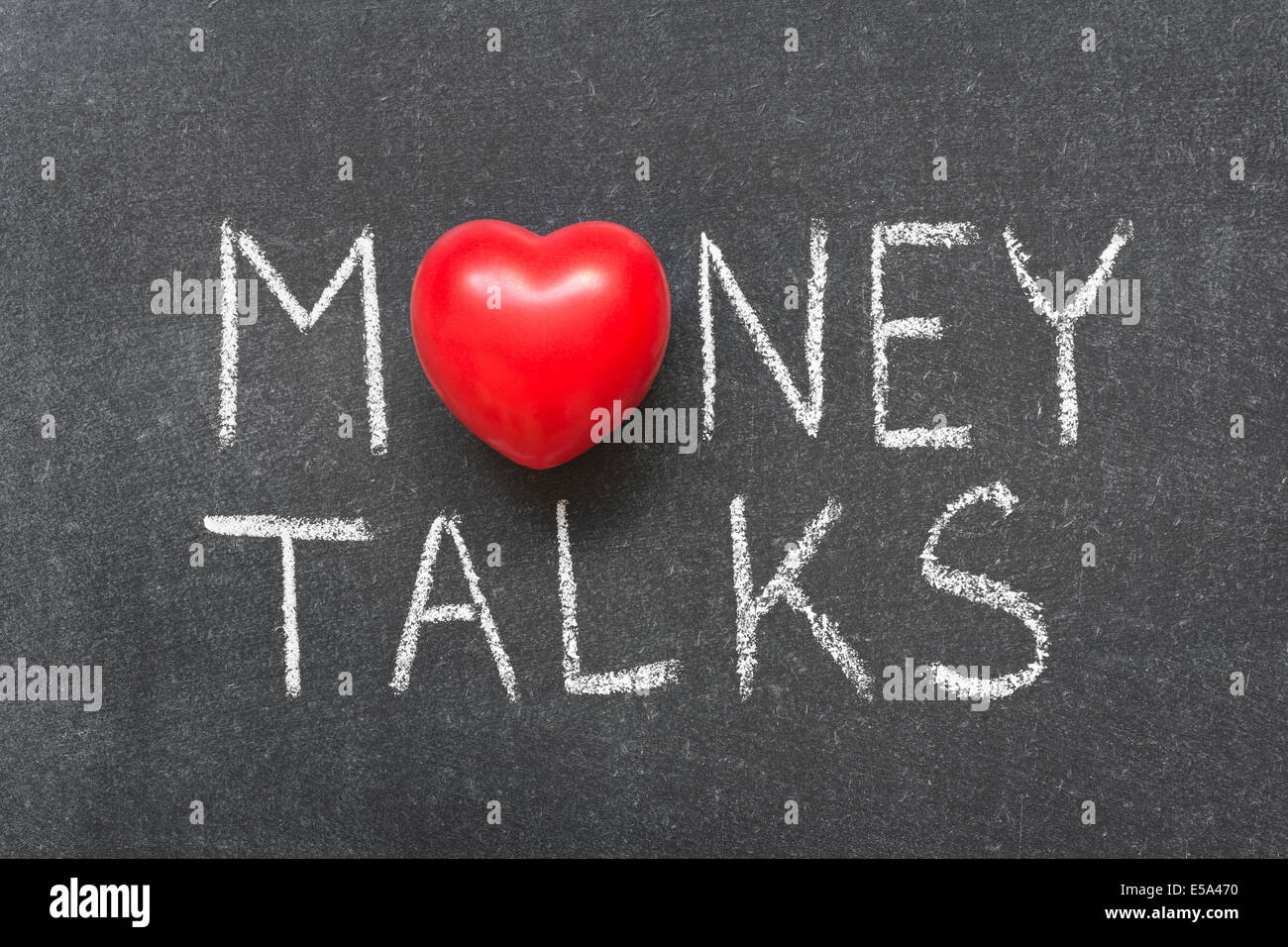 Geld spricht Ausdruck handschriftlich auf Tafel mit Herzsymbol statt O Stockfoto