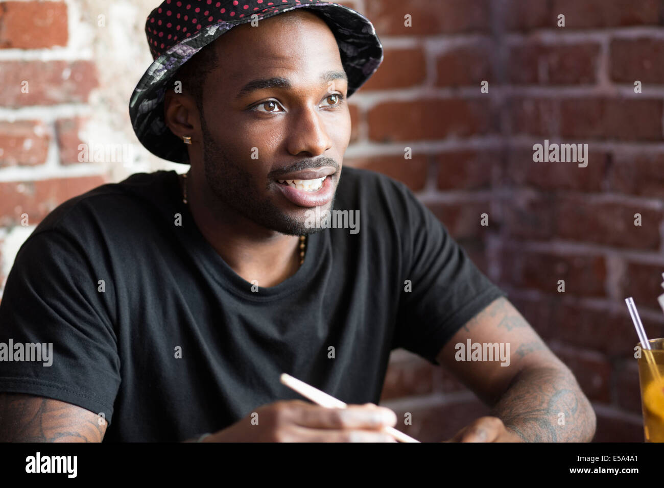 Afrikanische amerikanische Mann sitzt im café Stockfoto