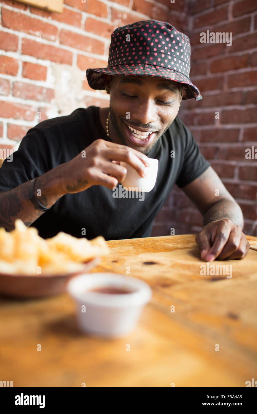 Afrikanische Amerikaner haben im Restaurant trinken Stockfoto