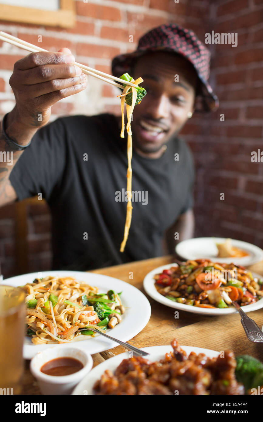Afrikanische Amerikaner essen im restaurant Stockfoto