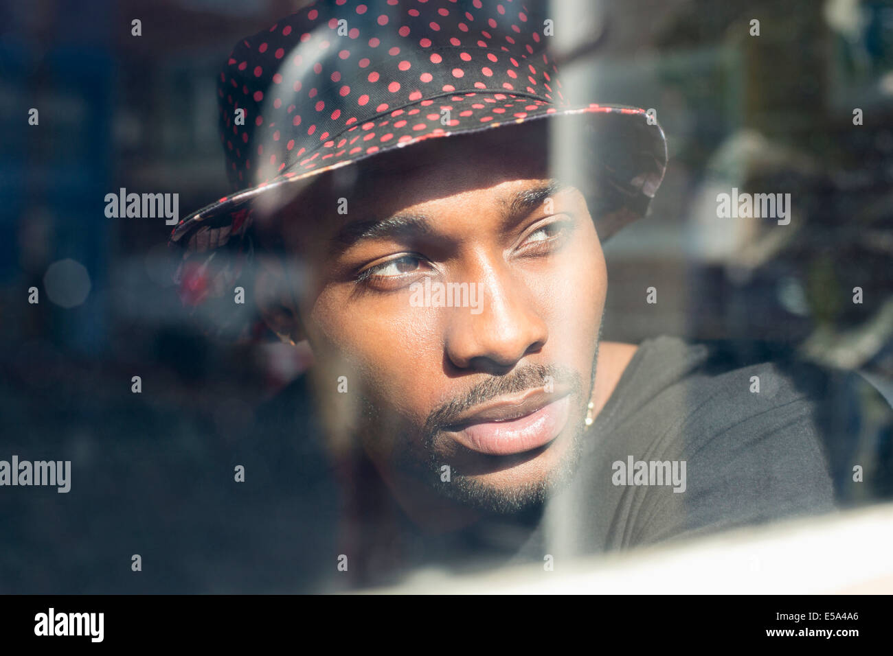 Afrikanische amerikanische Mann aus Fenster Stockfoto