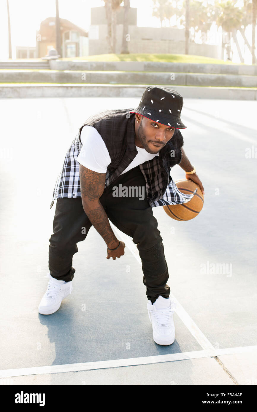 Afrikanische amerikanische Mann spielt am Basketballplatz Stockfoto