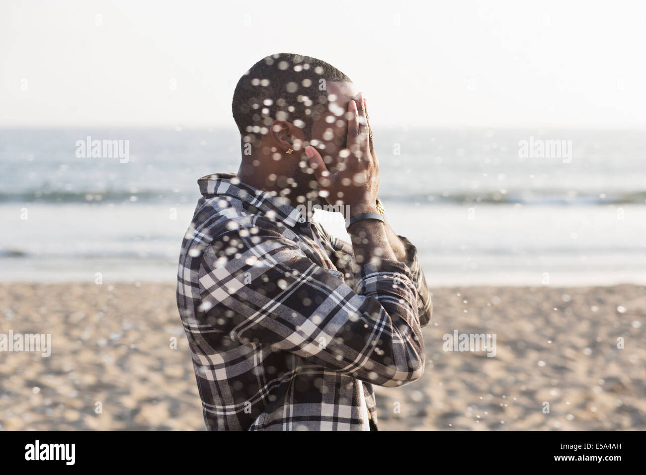 Afrikanische amerikanische Mann spielt am Strand Stockfoto