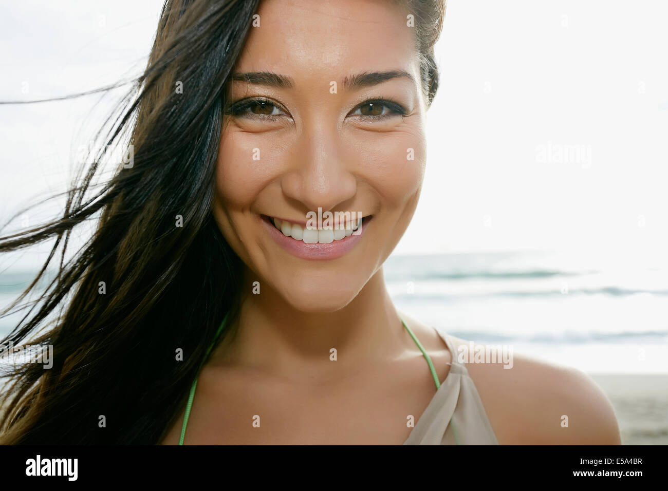 Gemischte Rassen Frau lächelnd am Strand Stockfoto