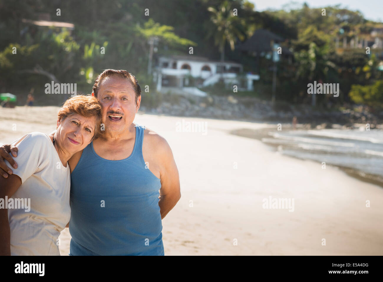 Hispanische paar umarmt am Strand Stockfoto