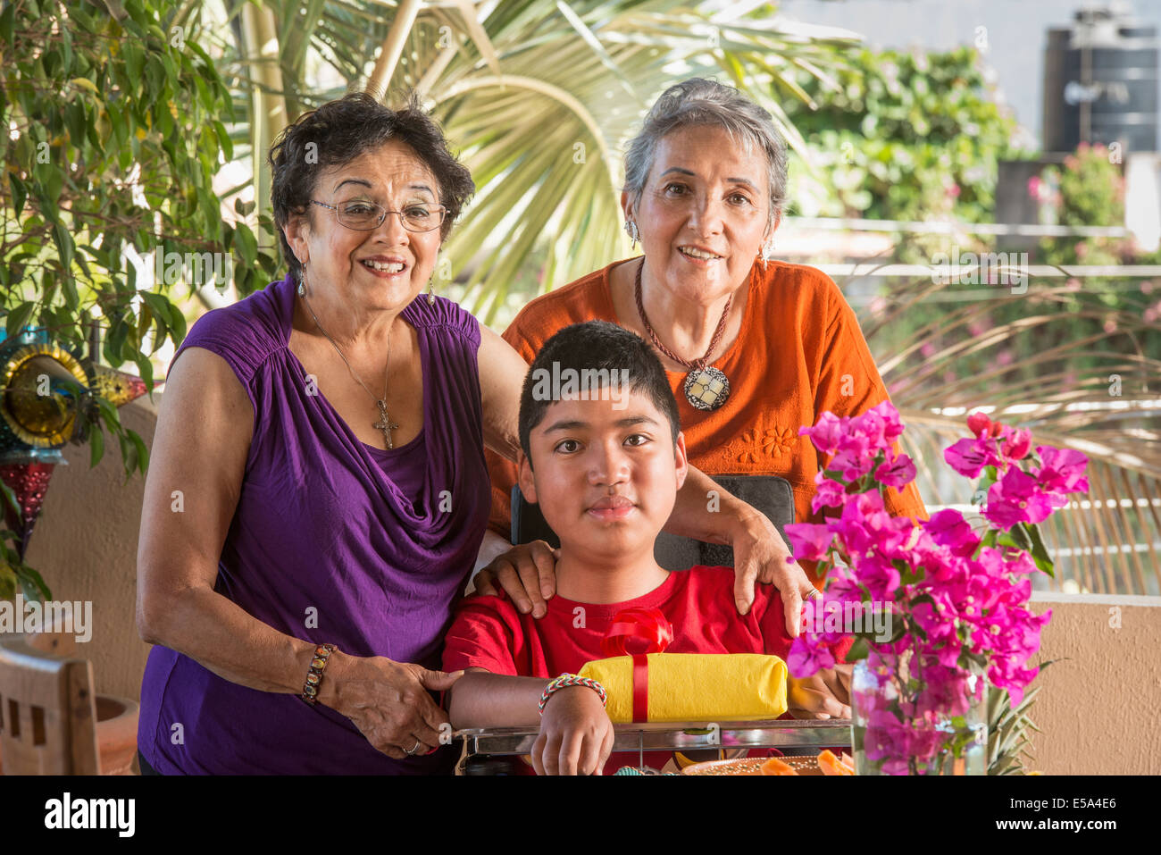 Hispanische Familie lächelnd zusammen Stockfoto