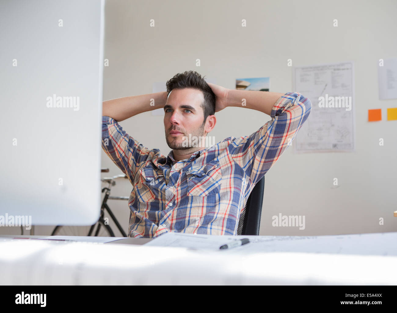 Kaukasische Architekt im Büro arbeiten Stockfoto