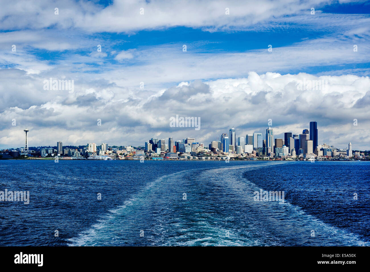 Skyline von Seattle gegen bewölktem Himmel, Seattle, Washington, Vereinigte Staaten von Amerika Stockfoto