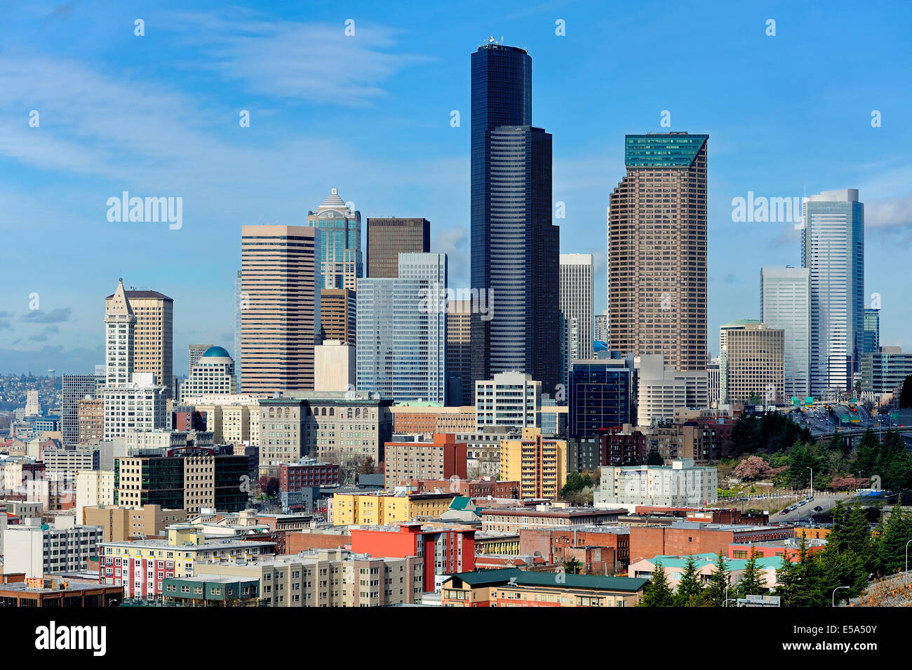 Skyline von Seattle gegen blauen Himmel, Seattle, Washington, Vereinigte Staaten von Amerika Stockfoto