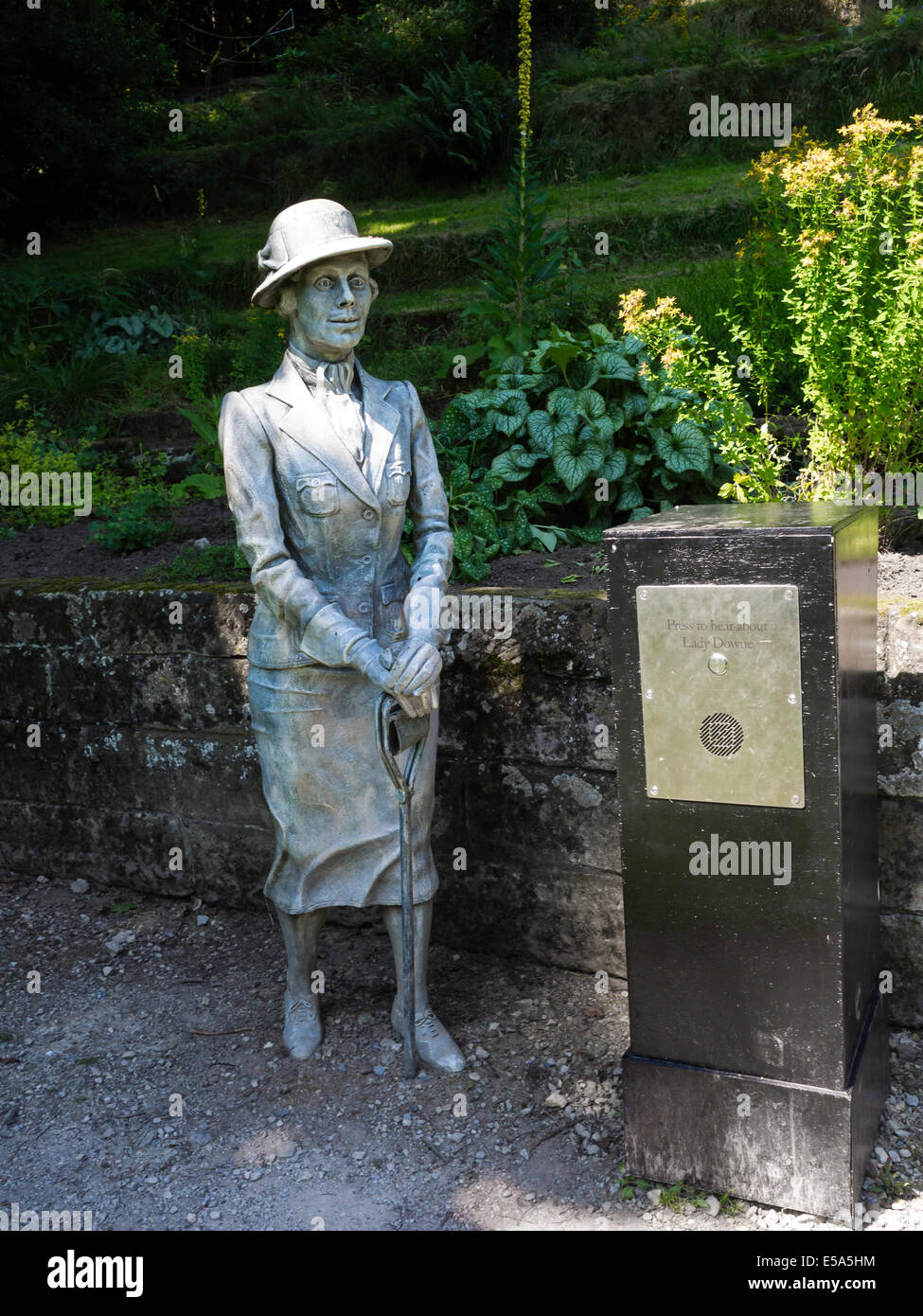 Skulptur von Lady Downe im Zentrum Danby Moors, die eine Audio-Präsentation ihres Lebens als die Dame des Hauses hat Stockfoto