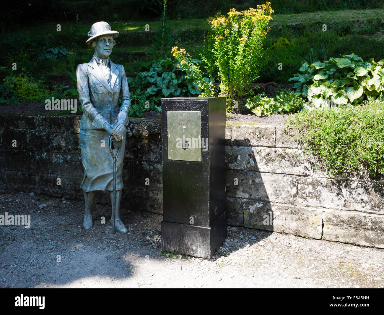 Skulptur von Lady Downe im Zentrum Danby Moors, die eine Audio-Präsentation ihres Lebens als die Dame des Hauses hat Stockfoto