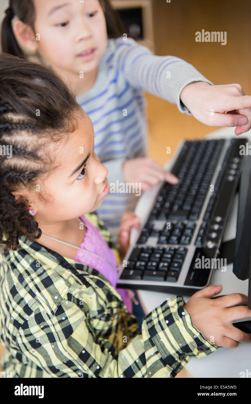 Kinder mit Computer zusammen Stockfoto