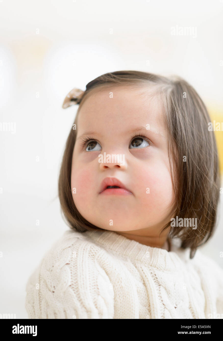 Hispanische Kind mit Down-Syndrom nachschlagen Stockfoto