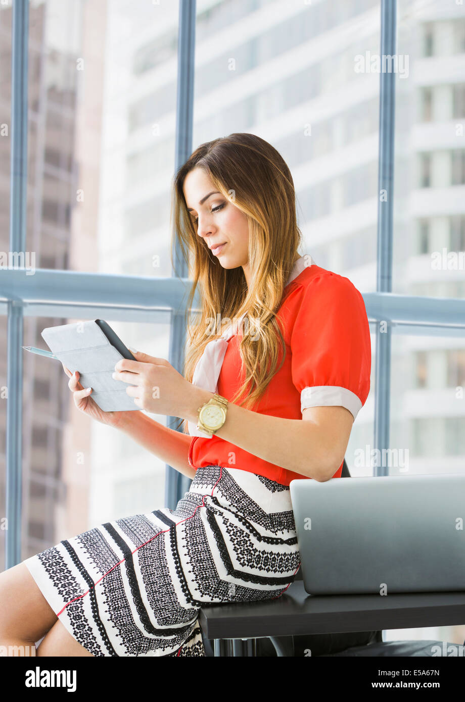 Gemischte Rassen Geschäftsfrau mit digital-Tablette am Schreibtisch Stockfoto