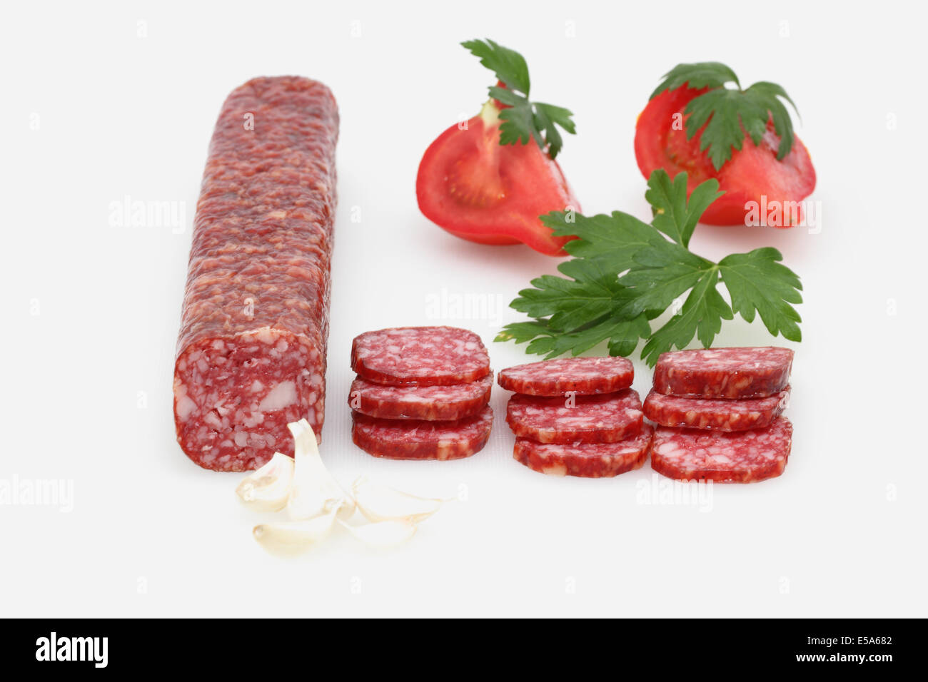 Salami mit Tomaten und Petersilie Stockfoto