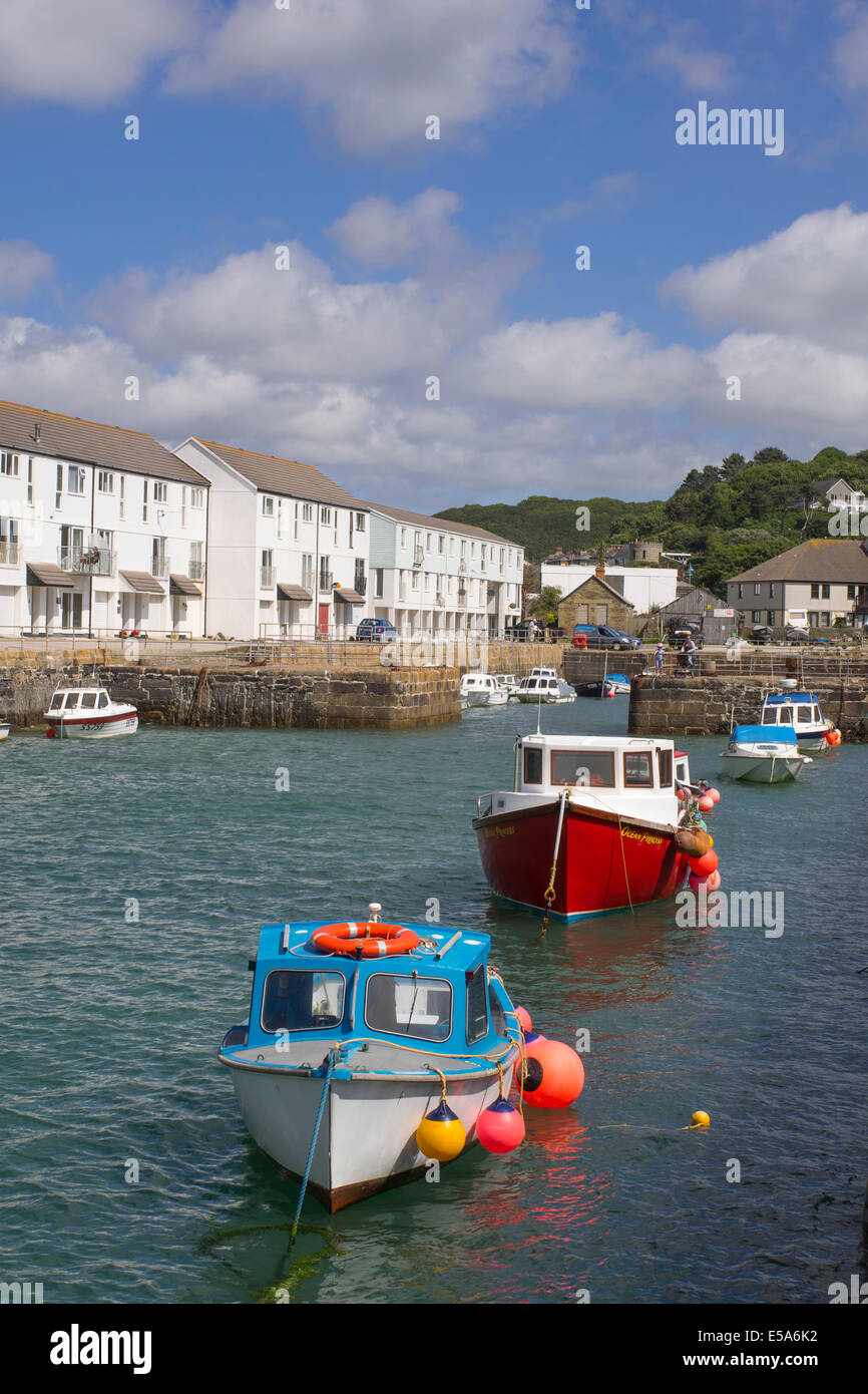 Portreath Hafen bunte Fischerboote, Cornwall, England. Stockfoto