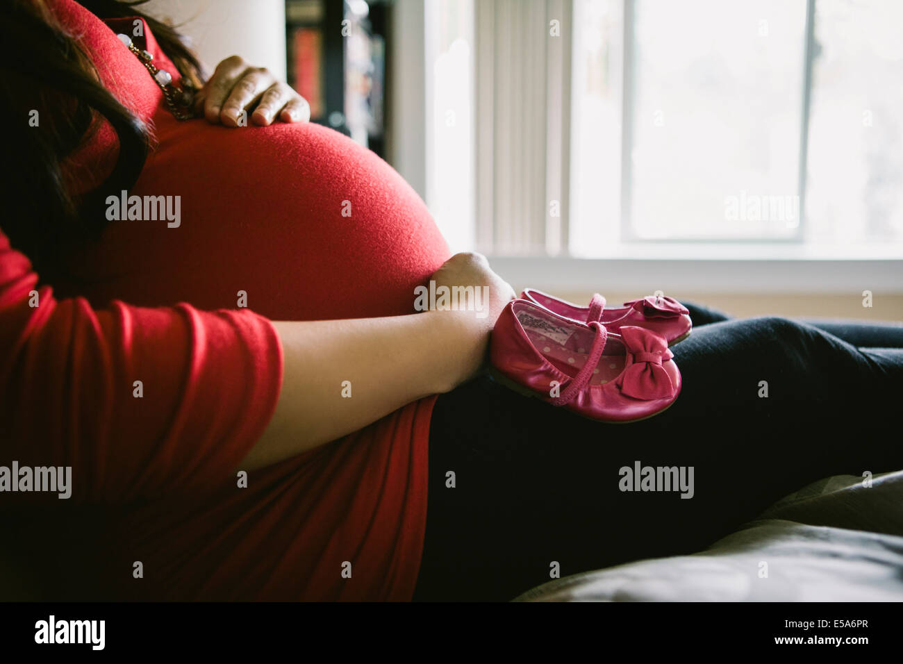 Asiatische Frau hält ihren schwangeren Bauch Stockfoto