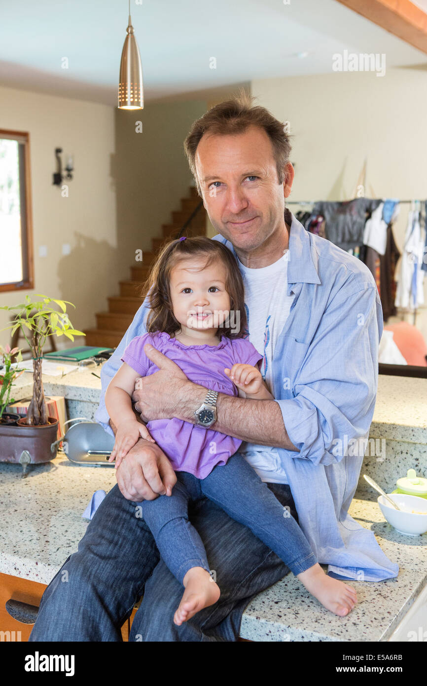 Vater Holding-Tochter in der Küche Stockfoto