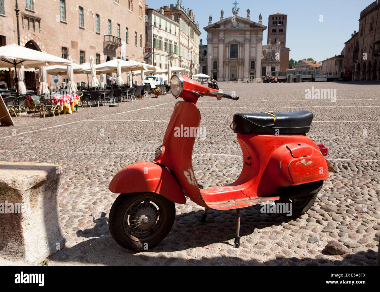 Eine alte rote Roller auf einem gepflasterten Platz in Mantova, Italien  geparkt Stockfotografie - Alamy