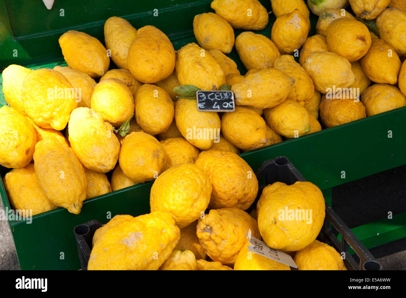 Frische Zitrone Zitronen und Früchte zum Verkauf in Sirmione, Gardasee, Italien Stockfoto