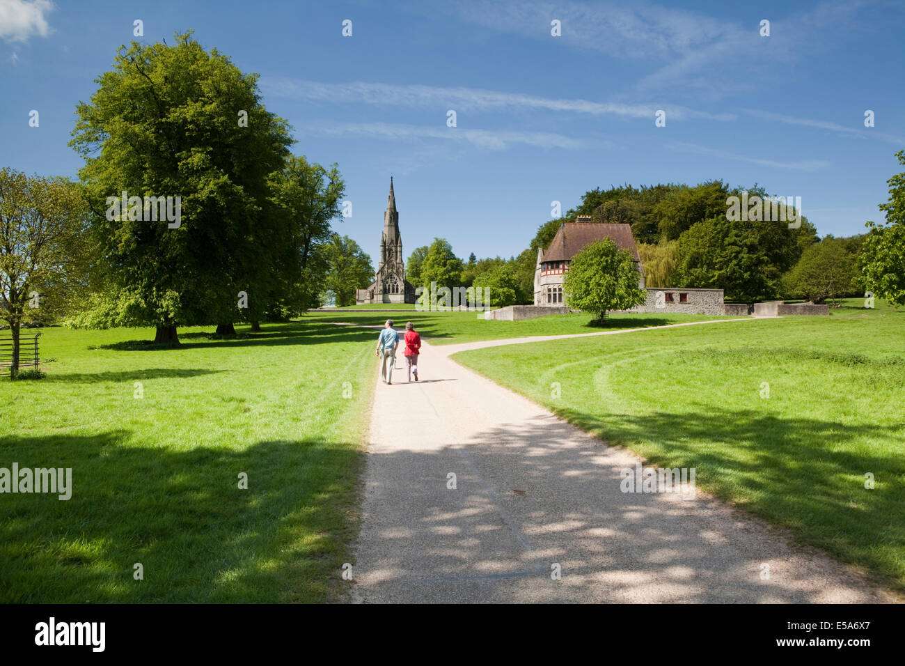Ein Mann und eine Frau gehen durch Studley Royal Park in North Yorkshire Stockfoto
