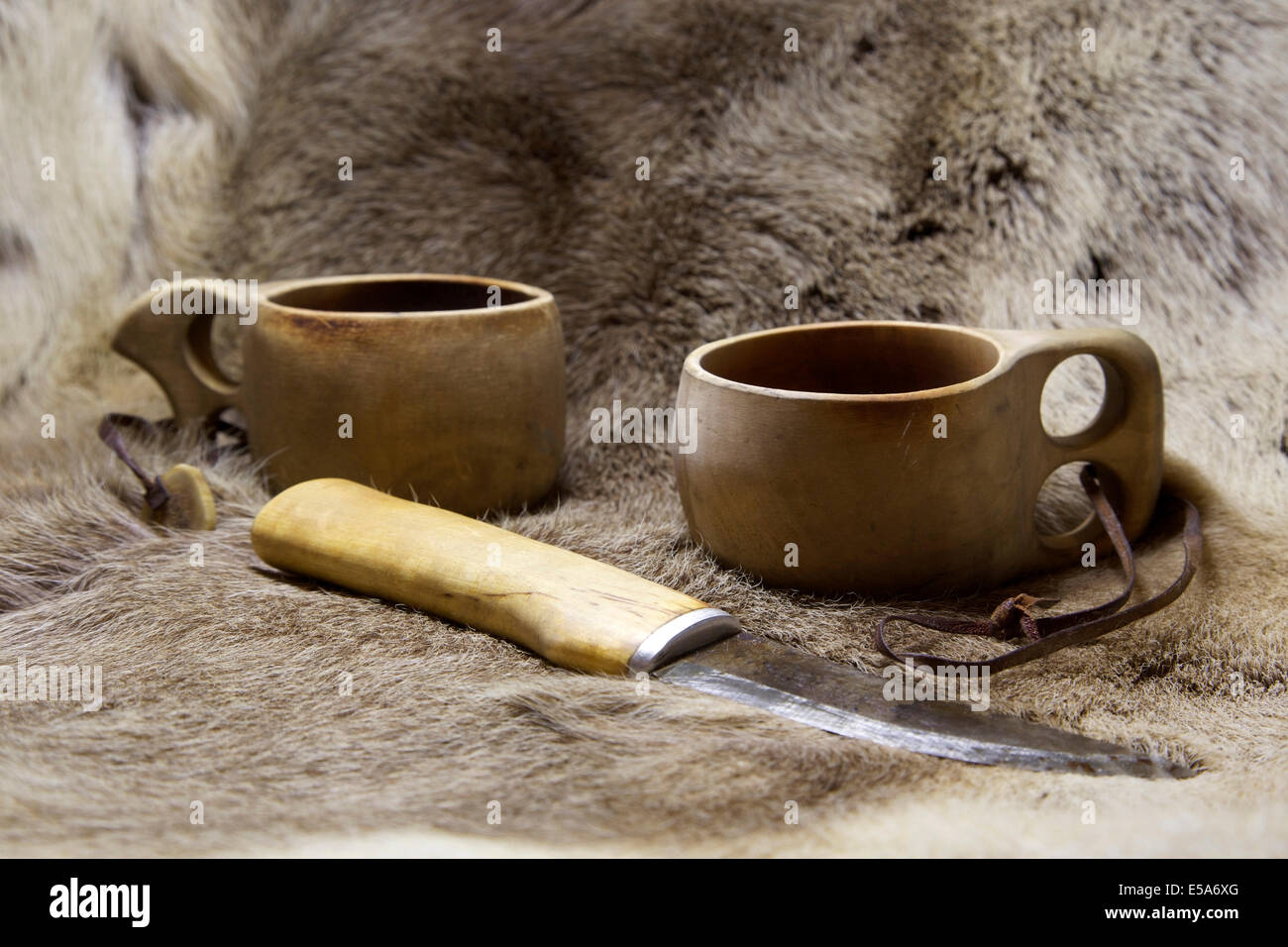 Stillleben mit Rentier verstecken, Lappland Trinkbecher und ein Messer Stockfoto