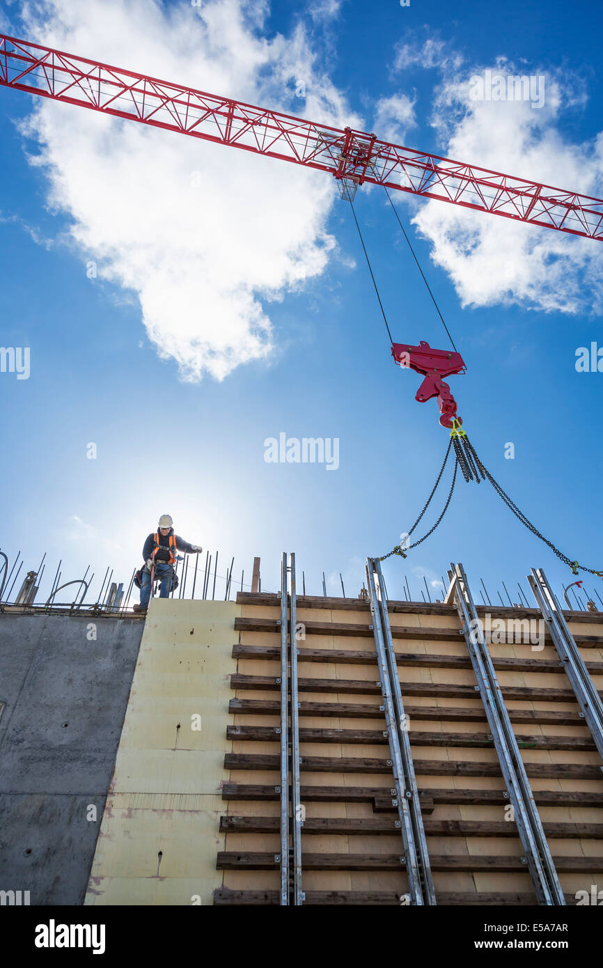 Kaukasische Arbeiter gehen auf Betonwand form Stockfoto