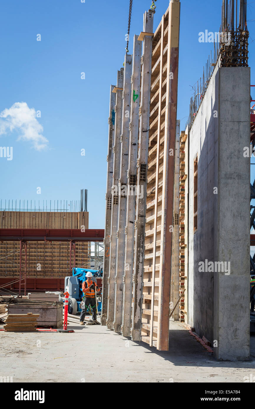 Kaukasische Arbeiter durch Wandschalung auf Baustelle Stockfoto