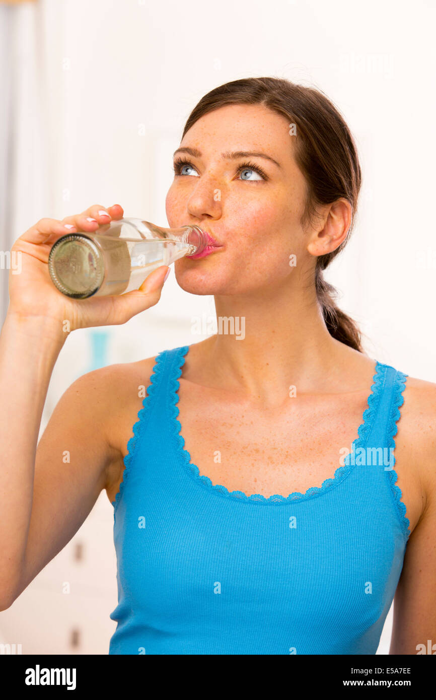 Kaukasische Frau Trinkwasser Stockfoto